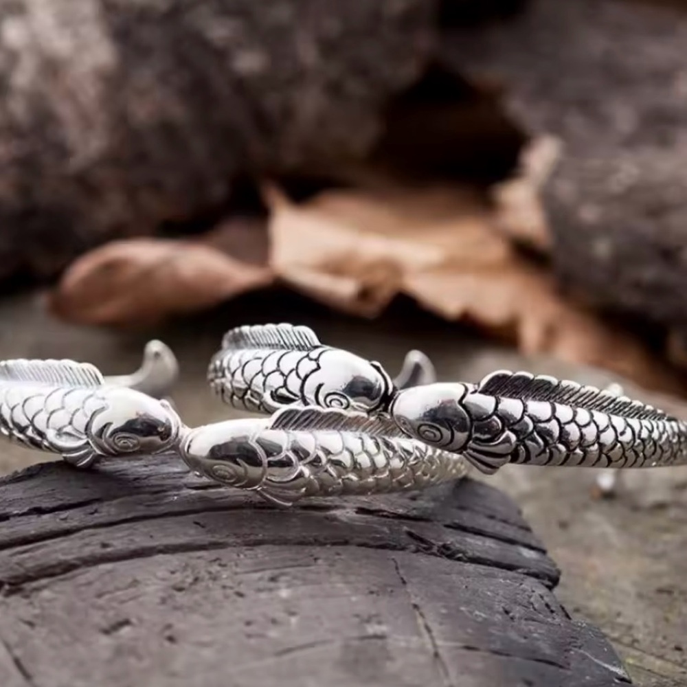 Silver Retro Cute Fish Kiss Bangle Bracelet - Picture 3 of 3